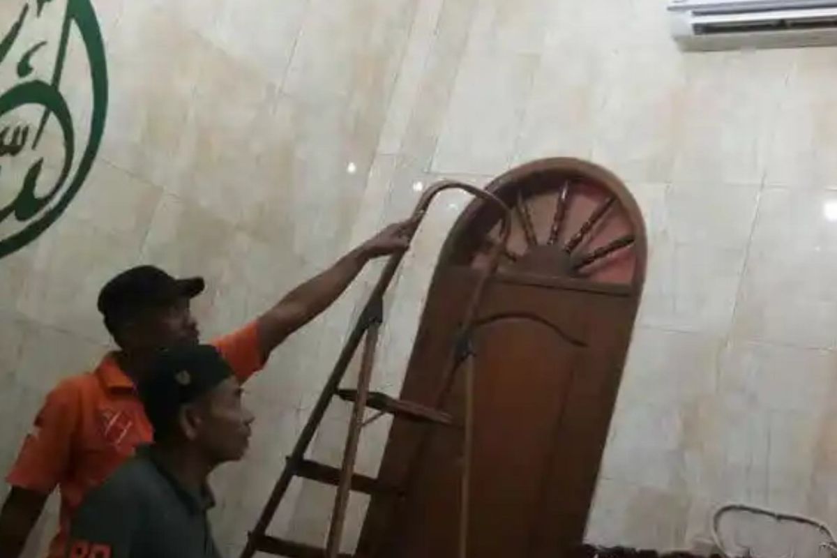 Tim Bahtera AC sedang mencuci AC musholla